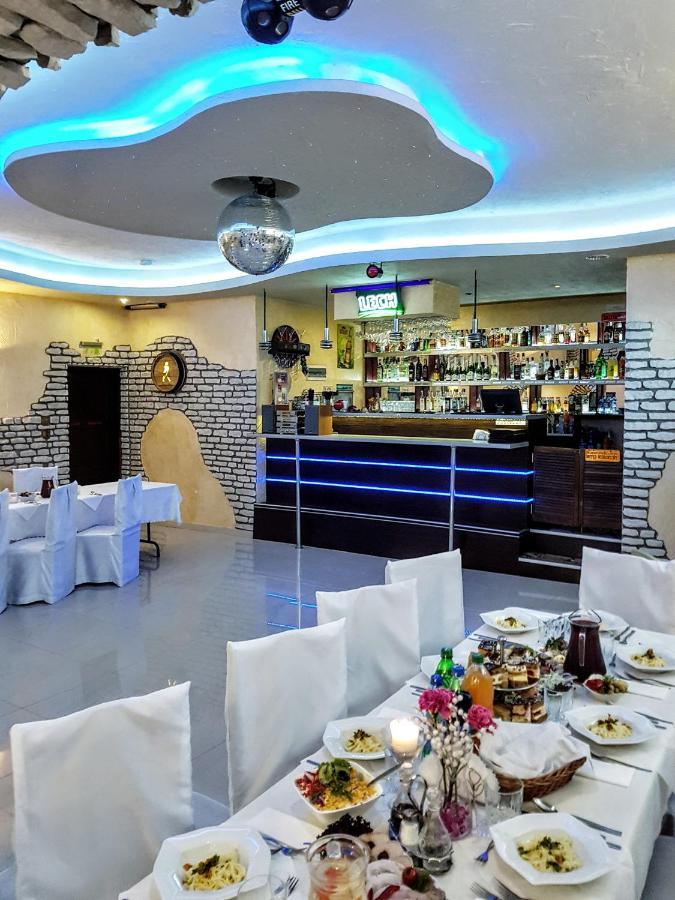 Willa-Restauracja Victoria Ostrowiec Świętokrzyski المظهر الخارجي الصورة