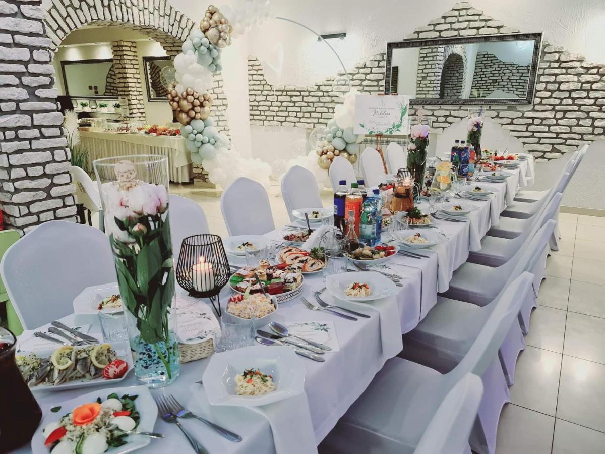 Willa-Restauracja Victoria Ostrowiec Świętokrzyski المظهر الخارجي الصورة