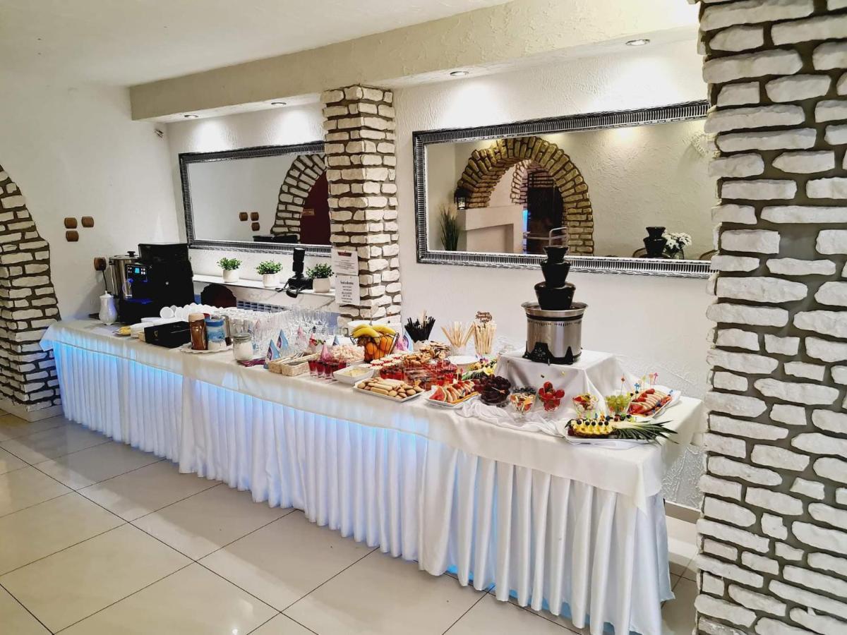 Willa-Restauracja Victoria Ostrowiec Świętokrzyski المظهر الخارجي الصورة