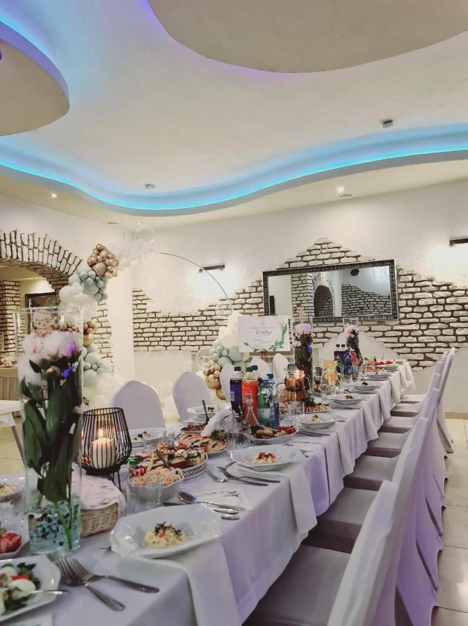 Willa-Restauracja Victoria Ostrowiec Świętokrzyski المظهر الخارجي الصورة